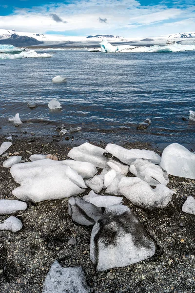 Прекрасный Драматический Вид Океанический Пляж Черным Песком Льдом Ледниковой Лагуны — стоковое фото