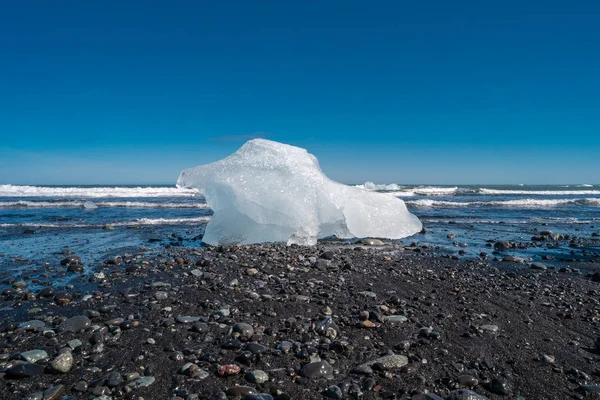 Великолепный Вид Чернопесчаный Пляж Льдом Лагуны Йокулсарлон Исландия — стоковое фото