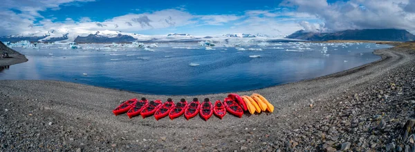 氷山と赤いカヌー行 アイスランドの氷河のラグーンの眺め — ストック写真