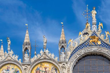 İtalya, Venedik 'teki San Marco Bazilikası' nın çatısında dekorasyon unsurları