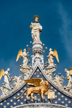 Saint Marco ile İncil olarak çatı dekorasyonu Basilica San Marco Venedik, İtalya