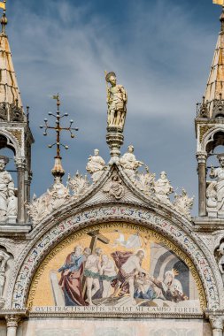 İtalya, Venedik 'teki San Marco Bazilikası' nın çatısında dekorasyon unsurları