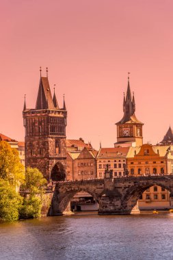 Muhteşem günbatımı eski kasabada Charles Bridge Tower Gateway Prag, Çek Cumhuriyeti