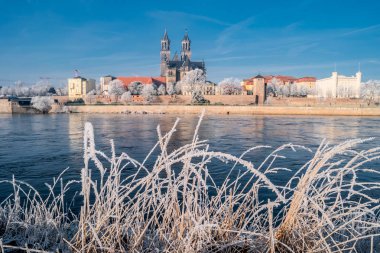 Şaşırtıcı gündoğumu üzerinde ilk frost Magdeburg kışın şehir merkezinde, Almanya