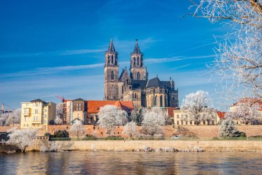 Şaşırtıcı gündoğumu üzerinde ilk frost Magdeburg kışın şehir merkezinde, Almanya