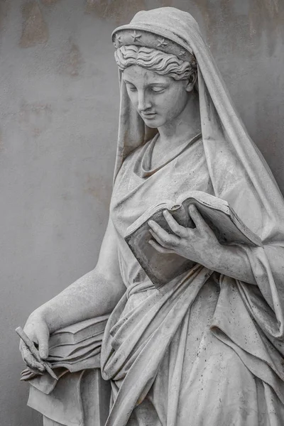 Antigua Estatua Sensual Mujer Del Renacimiento Italiano Leyendo Libro Potsdam —  Fotos de Stock