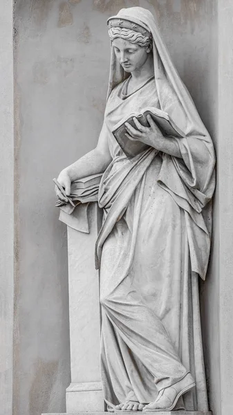 Estátua Antiga Sensual Mulher Era Renascentista Italiana Lendo Livro Potsdam — Fotografia de Stock