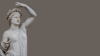 Halkahalka defne yaprağı, şehvetli Roma Rönesans döneminden kadın heykeli izole, Potsdam, Almanya