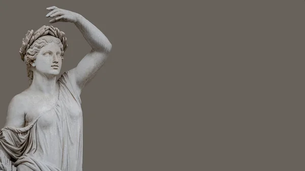 Estatua Sensual Mujer Del Renacimiento Romano Círculo Hojas Laurel Aislada — Foto de Stock