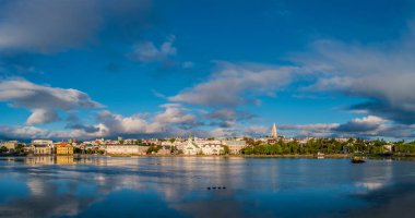Reykjavik İzlanda göl günbatımı sırasında ile şehir merkezine panoramik