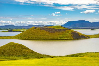 Panoramik lake Myvatn ve sözde aka yakınındaki Skutustadir üzerinde İzlanda volkanik krater