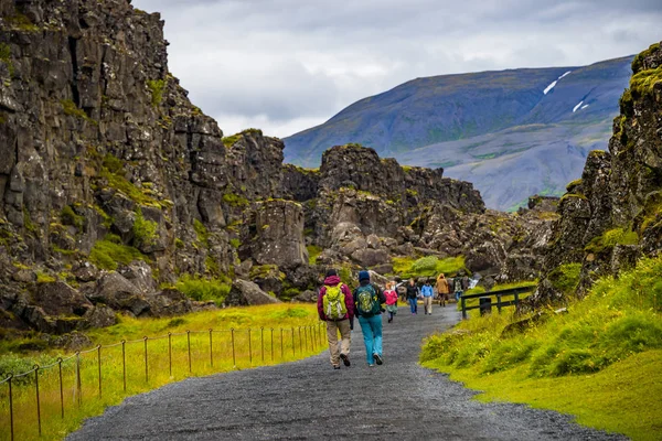 Thingvellir Parque Nacional Pingvallavatn Enormes Placas Tectônicas Deriva Rachaduras Turistas — Fotografia de Stock