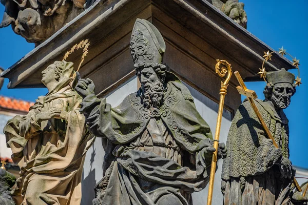 Säule Der Heiligen Dreifaltigkeit Heiligenfiguren Prag Tschechische Republik Blauer Himmel — Stockfoto