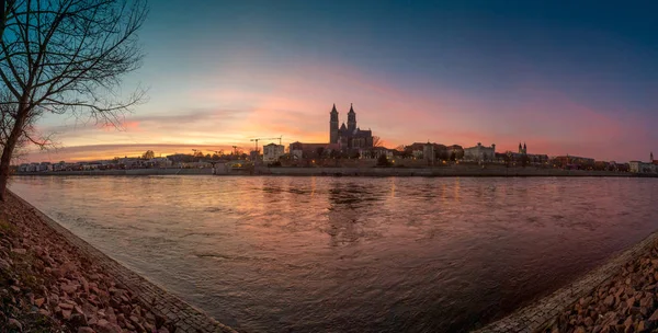Magdeburg Almanya Bahar Katedral Önünde Kanlı Gün Batımı Panoramik Manzaralı — Stok fotoğraf