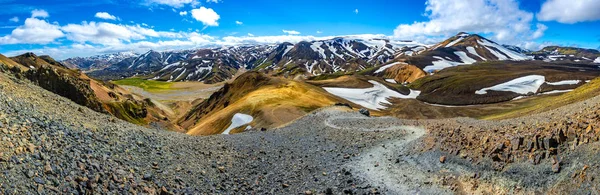 Vackra färgglada vulkaniska berg Landmannalaugar som ren wi — Stockfoto