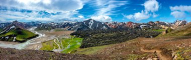 Güzel renkli volkanik dağlar Landmannalaugar saf kablosuz olarak