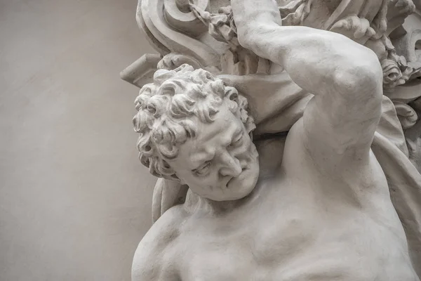 Άγαλμα του Άτλαντα ισχυρά και συναισθηματική της εποχής της αναγέννησης σε Vie — Φωτογραφία Αρχείου