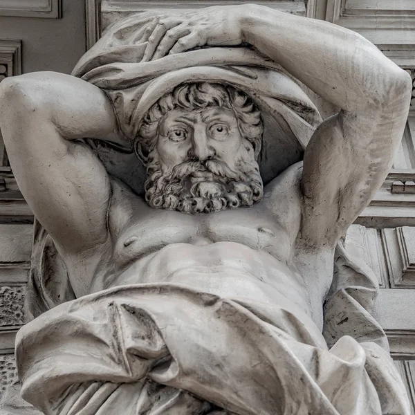 Staty av kraftfulla och känslomässiga atlas till renässans epok i Vie — Stockfoto