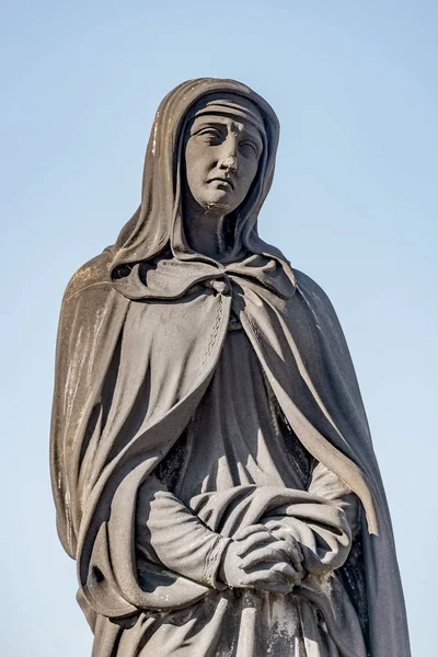 Estatua de monja en el Puente de Carlos en Praga, República Checa — Foto de Stock