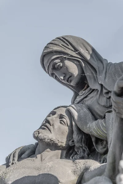 Estatua de monja con Jesús en el Puente de Carlos de Praga, República Checa — Foto de Stock