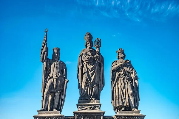 Şövalyeler ve rahip Prag, Cz Charles Köprüsü, heykeli