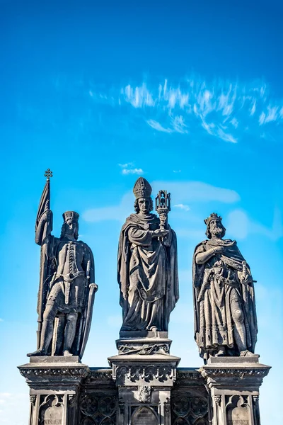 Statue der Ritter und Priester auf der Karlsbrücke in Prag, cz — Stockfoto