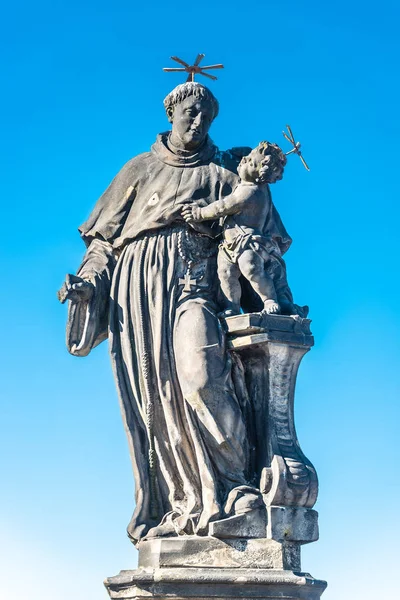 Şişman ve büyük rahip Charles Köprüsü adlı bir çocukla heykeli — Stok fotoğraf
