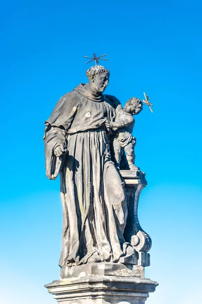 在查理大桥上, 胖和大祭司的雕像带着一个孩子 — 图库照片