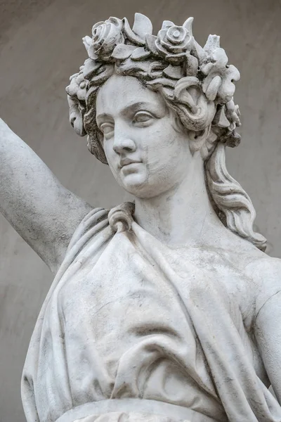 동그라미에 관능적인 busty와 푹신한 르네상스 시대 여자의 동상 — 스톡 사진
