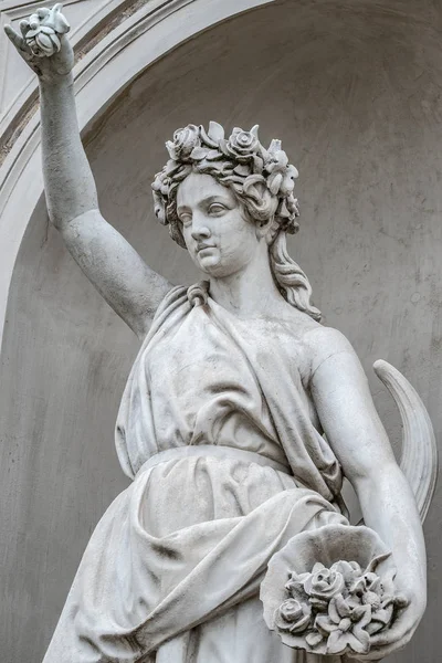 Statua sensuale tettona e gonfia rinascimentale donna in circolo — Foto Stock