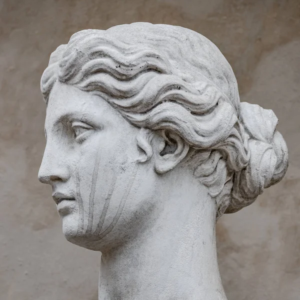 Ancient statue of sensual Italian renaissance era woman with lon — Stock Photo, Image