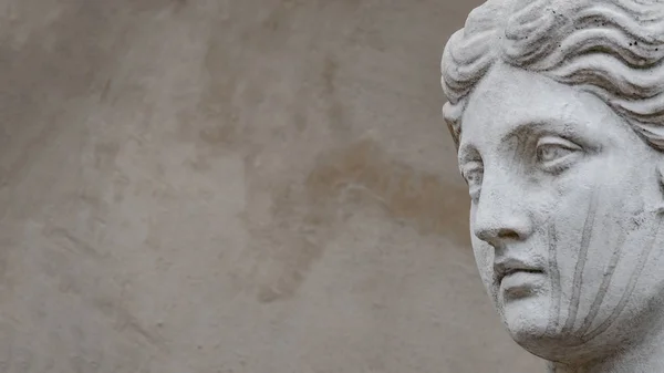 Antike Statue der sinnlichen italienischen Renaissance-Ära Frau mit lon — Stockfoto