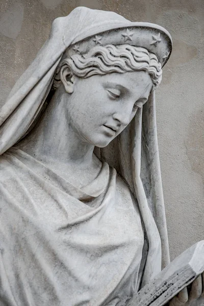 Antike Statue der sinnlichen italienischen Renaissance-Ära Frau lesen — Stockfoto