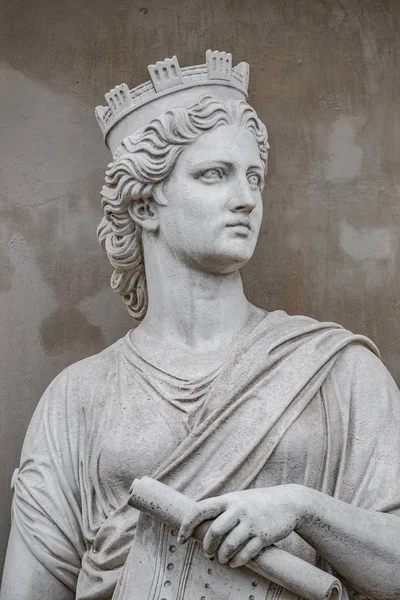 古代意大利文艺复兴时期的妇女雕像, 波茨坦 — 图库照片