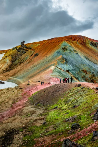 カラフルな美しい火山がたがたやハイカー — ストック写真