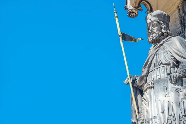 布拉格圣维特大教堂的古代骑士雕像 — 图库照片