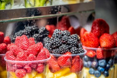 Sokak kafede, açık renkli farklı meyve ayarlar