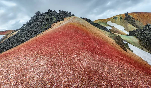 カラフルな流紋岩火山の山 Landmanna のパノラマ ビュー — ストック写真