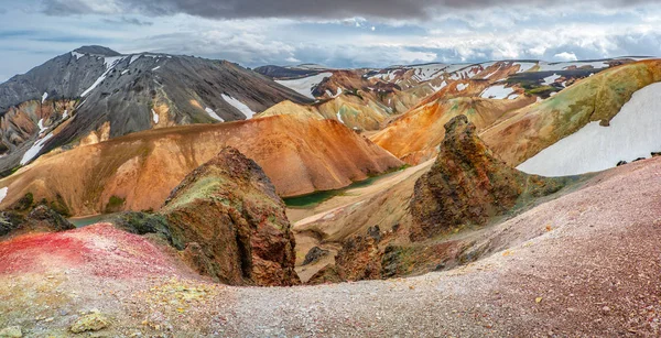 Vue panoramique des montagnes volcaniques colorées de rhyolite Landmanna — Photo