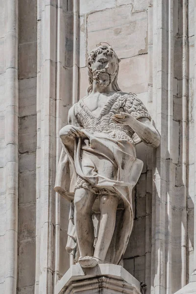 Figura religiosa decorativa en la fachada de la Catedral de Milán — Foto de Stock