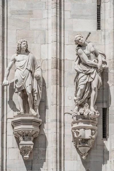 Dekorative religiöse Figur an der Fassade der Kathedrale von Milano — Stockfoto