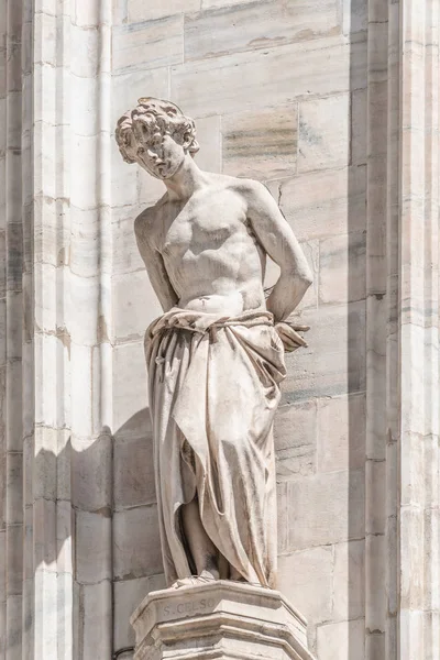 Dekorative religiöse Figur an der Fassade der Kathedrale von Milano — Stockfoto