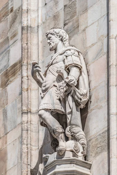 Figura religiosa decorativa en la fachada de la Catedral de Milán — Foto de Stock