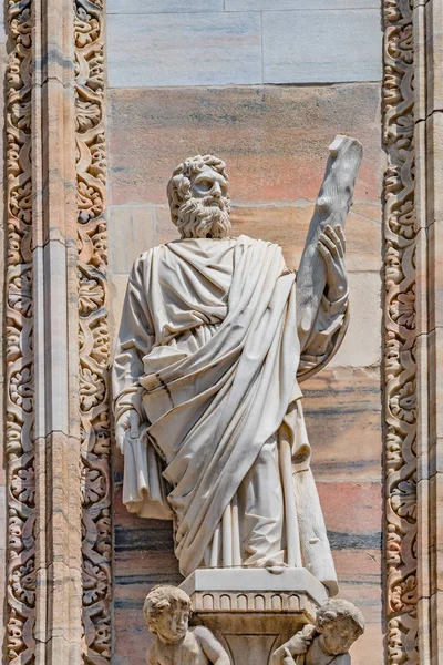 Dekorative religiöse Figur an der Fassade der Kathedrale von Milano — Stockfoto