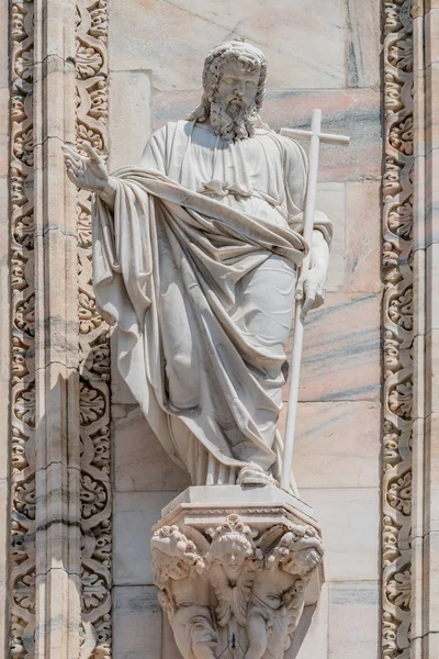 Decoratief religieus figuur bij façade van de kathedraal van Milaan — Stockfoto