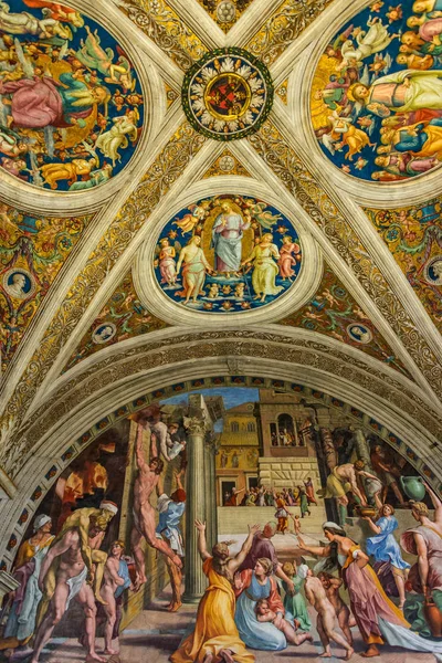 Påvliga lägenheter i Vatikanmuseerna med takfresker av — Stockfoto