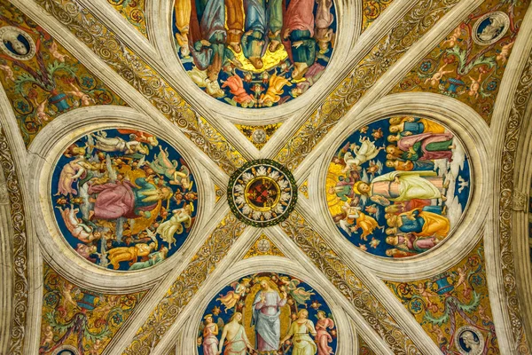 Appartements pontificaux dans les musées du Vatican avec des fresques au plafond par — Photo