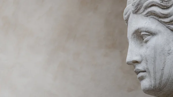 Antike Statue der sinnlichen italienischen Renaissance-Ära Frau mit lon — Stockfoto