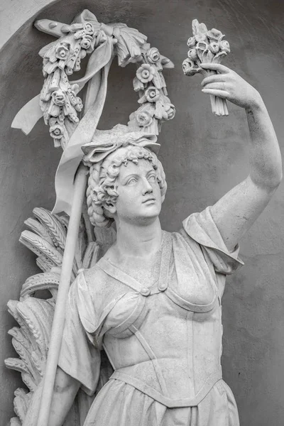 Estatua de sensual tetona y mujer de época renacentista hinchada en circl —  Fotos de Stock