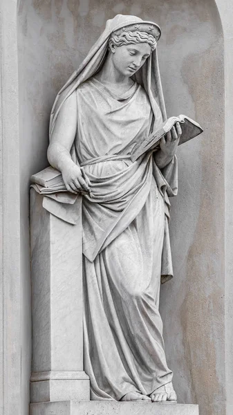 Ancient statue of sensual Italian Renaissance Era woman reading — Stock Photo, Image